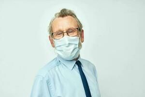 foto do aposentado velho homem médico mascarar proteção isolado fundo