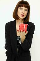 foto bonita mulher posando com vermelho presente caixa surpresa estilo de vida inalterado