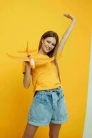 lindo mulher dentro casual roupas, a avião dentro dele mãos isolado fundo foto