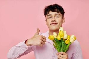 uma jovem homem ramalhete do amarelo flores romance posando moda isolado fundo inalterado foto