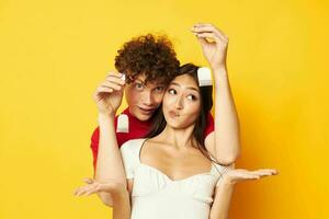 jovem casal juntos com uma chá saco amarelo fundo foto