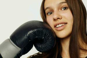 jovem lindo mulher dentro boxe luvas soco dentro Preto calça e uma camiseta estilo de vida inalterado foto