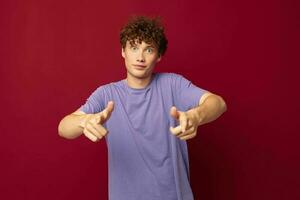 fofa adolescente vermelho cabelo dentro casual vestem juventude estilo estúdio vermelho fundo inalterado foto