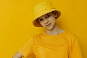 otimista jovem mulher moda dentro amarelo camiseta posando moda dentro Panamá estilo de vida inalterado foto