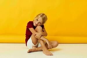 menina sentado em a chão infância emoções Diversão foto