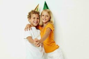 dois alegre crianças com cápsulas em dele cabeça feriado entretenimento estilo de vida inalterado foto
