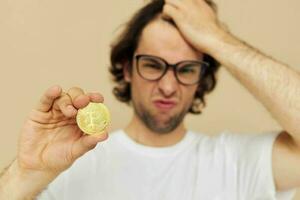 homem emoções criptomoeda finança fechar-se isolado fundo foto