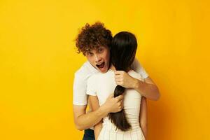 jovem Garoto e menina abraço amizade relação Diversão isolado fundo inalterado foto