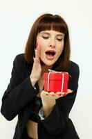 atraente mulher posando com vermelho presente caixa surpresa luz fundo foto