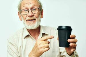 velho homem descartável vidro beber emoções isolado fundo foto