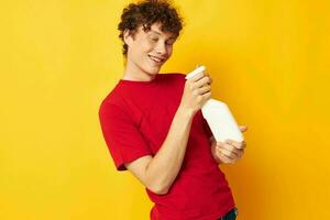 cara com vermelho encaracolado cabelo detergente posando emoção isolado fundo inalterado foto