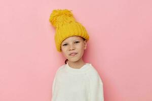 retrato do feliz sorridente criança menina Diversão dentro uma amarelo chapéu Diversão infância inalterado foto