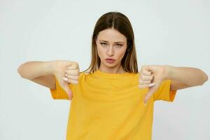 alegre mulher dentro uma amarelo camiseta e jeans calção juventude estilo luz fundo foto