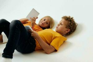 Garoto e menina desenhando dentro cadernos deitado em a chão infância estilo de vida inalterado foto