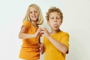 engraçado crianças segurando mãos Garoto e menina posando foto