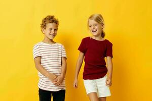 alegre crianças abraço moda infância entretenimento amarelo fundo foto
