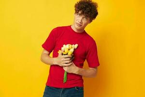 cara com vermelho encaracolado cabelo romântico posando com uma amarelo ramalhete do flores isolado fundo inalterado foto