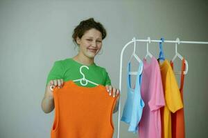 alegre mulher guarda roupa colorida roupas juventude estilo isolado fundos inalterado foto