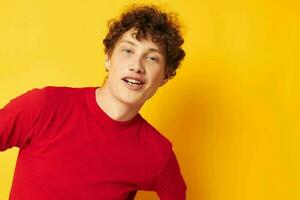 cara com vermelho encaracolado cabelo vermelho t camisa Diversão posando casual vestem isolado fundo inalterado foto