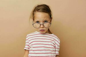 pequeno menina vestindo óculos listrado camiseta fechar acima foto