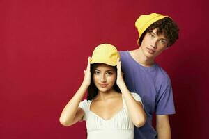 agradável cara e menina dentro colorida Camisetas à moda roupas chapéus isolado fundo foto