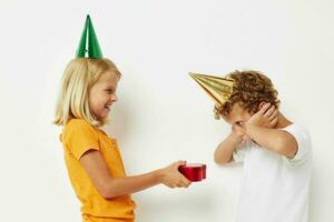 menina dando uma presente para uma Garoto aniversário surpresa foto