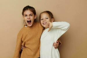 dois amigas juntos crianças Diversão estúdio bege fundo foto