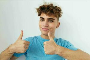 alegre cara com encaracolado cabelo gestos com dele mãos foto