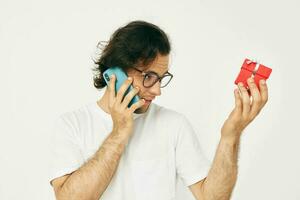 bonito homem vermelho presente caixa Telefone comunicação estilo de vida inalterado foto