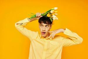 bonito cara dentro amarelo óculos com uma ramalhete do flores isolado fundo inalterado foto