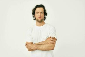atraente homem dentro branco camiseta moda cortada Visão isolado fundo foto