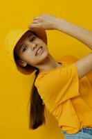 jovem mulher dentro uma amarelo camiseta e chapéu emoções verão estilo estilo de vida inalterado foto