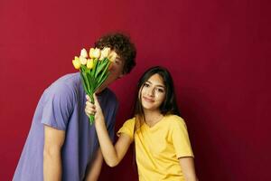 retrato do uma homem e uma mulher ramalhete do flores presente romance fundo inalterado foto