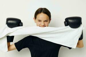 lindo menina dentro boxe luvas dentro Preto calça e uma camiseta estilo de vida inalterado foto