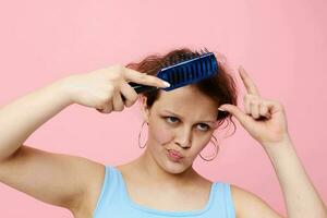 adolescente menina remove cabelo em uma pente insatisfação fechar-se inalterado foto