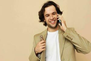 atraente homem comunicação de telefone bege terno elegante estilo estilo de vida inalterado foto