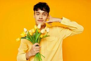 foto do romântico jovem namorado com uma elegante Penteado dentro amarelo camisas com flores estilo de vida inalterado