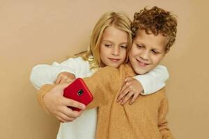pequeno Garoto e menina abraço entretenimento selfie posando amizade infância inalterado foto