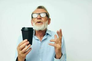 velho homem gestos com dele mãos uma vidro do beber isolado fundo foto