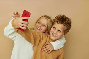 pequeno Garoto e menina abraço entretenimento selfie posando amizade infância inalterado foto