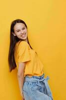 lindo menina dentro uma amarelo camiseta emoções verão estilo isolado fundo foto
