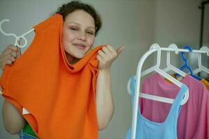 alegre mulher guarda roupa colorida roupas juventude estilo isolado fundos inalterado foto