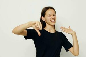 foto bonita menina grandes cabelo Preto camiseta emoção isolado fundo