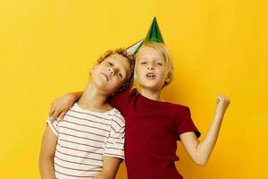 Garoto e menina sorridente e posando dentro casual roupas contra em colori fundo foto