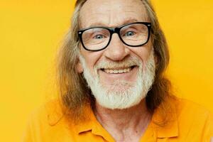 idosos grisalho homem com óculos face fechar-se amarelo fundo foto