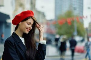 uma lindo sorrir mulher com dentes anda em dentro a cidade contra a pano de fundo do escritório edifícios, à moda elegante vintage roupas e inventar, outono andar, viagem. foto