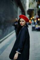 moda mulher retrato caminhando turista dentro à moda roupas com vermelho lábios caminhando baixa limitar cidade rua, viagem, cinematográfico cor, retro vintage estilo, dramático. foto