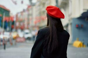 mulher sorrir anda em anda em dentro a cidade contra a pano de fundo do escritório edifícios, à moda elegante vintage roupas e inventar, outono andar, viagem. foto