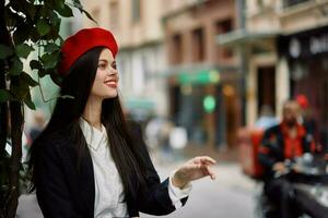 menina sorrir com dentes carrinhos em a rua dentro a cidade dentro uma Jaqueta e vermelho boina, cinematográfico francês estilo foto