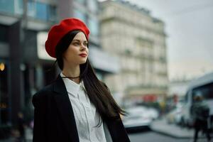 uma o negócio mulher anda em dentro a cidade contra a pano de fundo do escritório edifícios, à moda elegante roupas e inventar, Primavera andar, viagem. foto